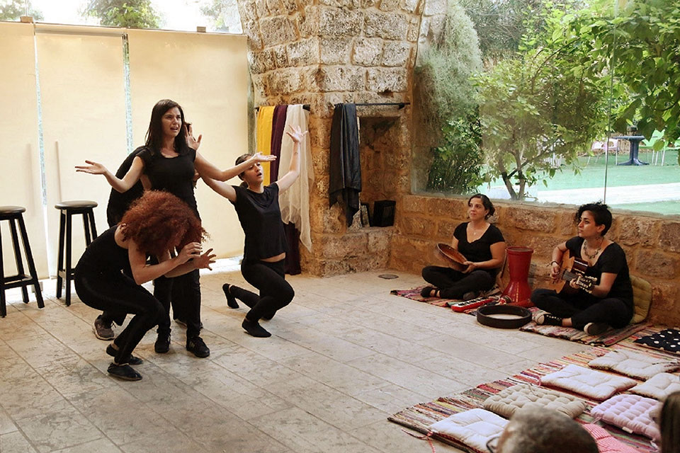 يسلط عرض مسرحي تفاعلي في مركز القراءة والثقافة في مدينة الجبيل في لبنان، الضوء على تأثير العنف ضد المرأة. الصورة: جورج أسمر.