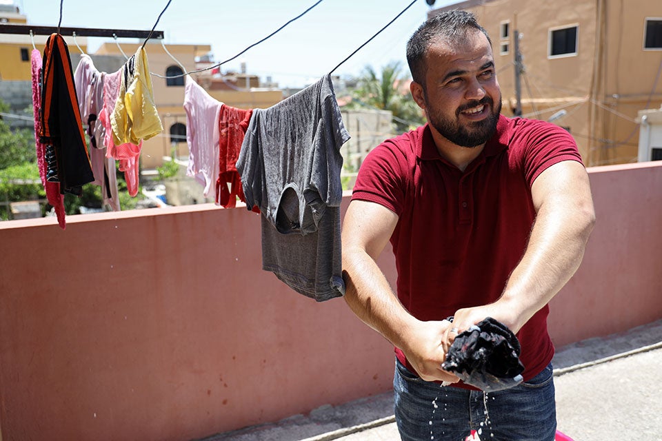 أصبح محمود مؤمنًا قويًا بأهمية تغيير المواقف تجاه المعايير القائمة على النوع الاجتماعي في مجتمعه. الصورة: رمزي هايدار / دار المصور لهيئة الأمم المتحدة للمرأة