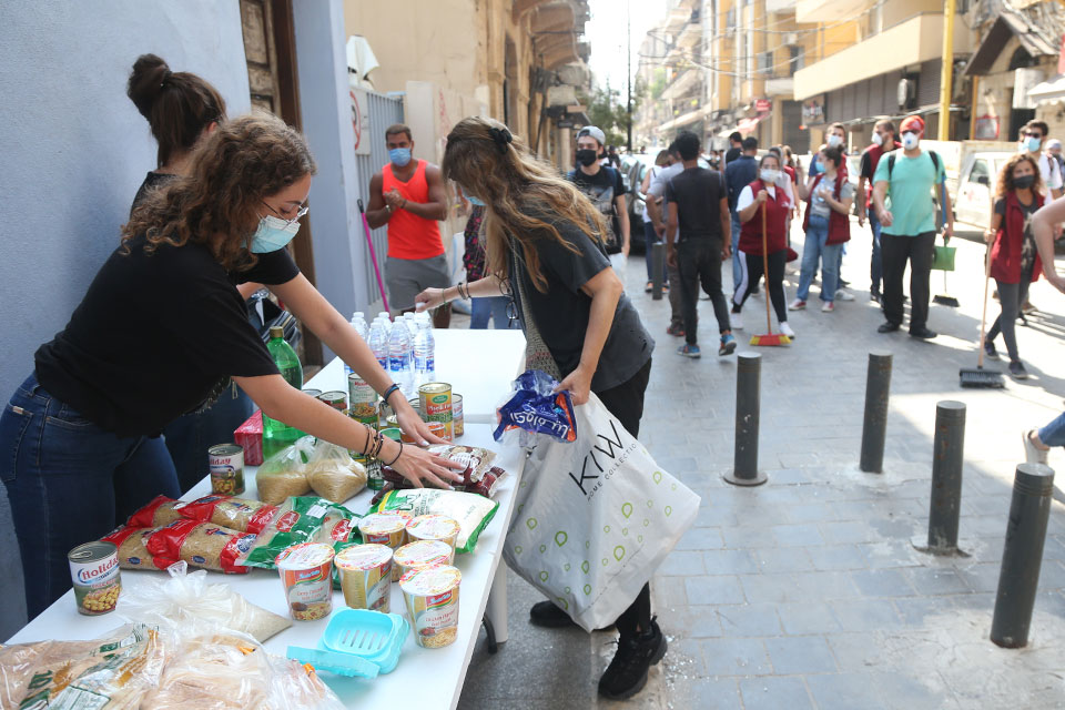 الشابات والشباب وهم يوزعون المواد الغذائية الأساسية على العائلات في حي الجميزة، بيروت، 6 آب/ أغسطس، 2020. تصوير: دار المصور